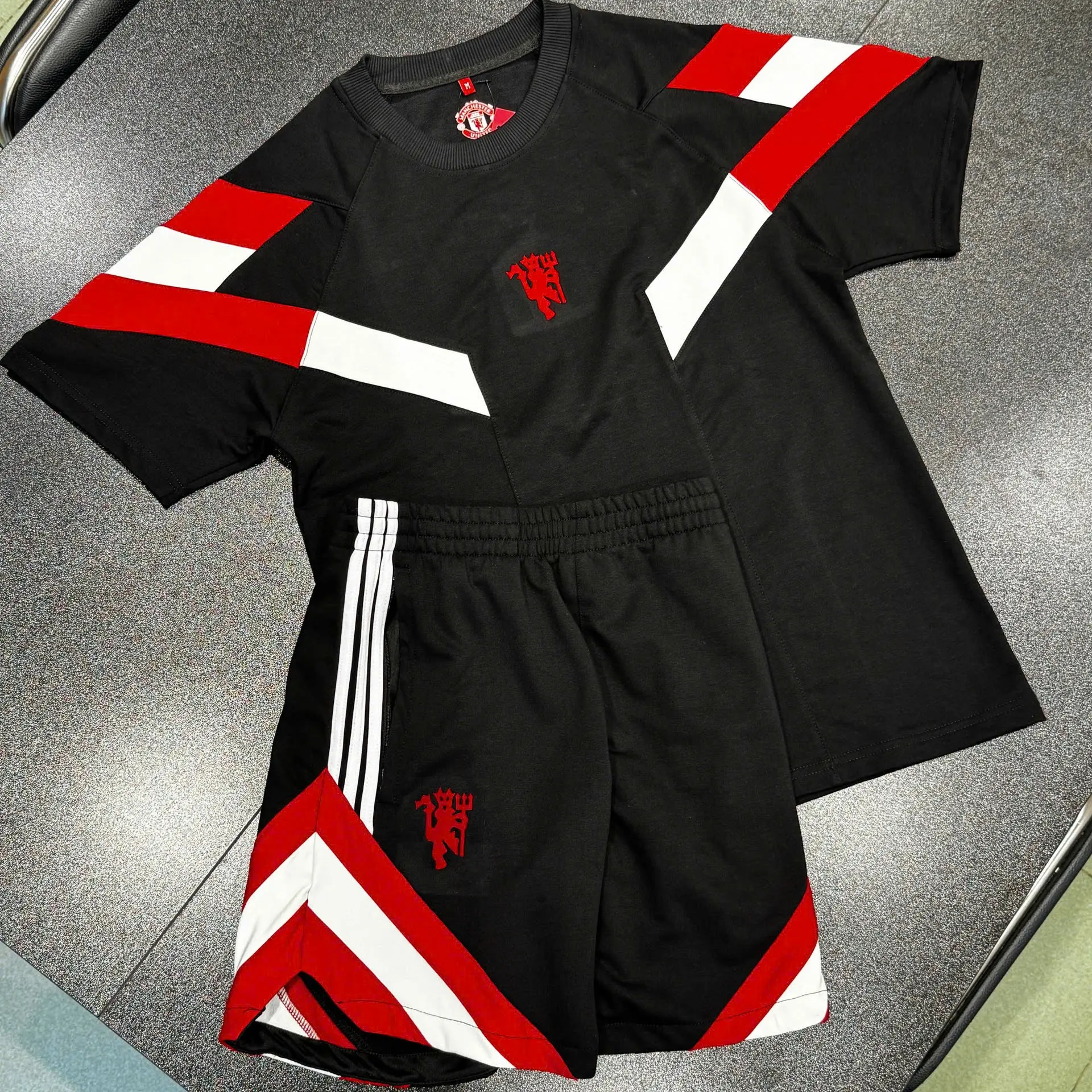 Bộ đồ thời trang Manchester United quỷ đồ Red Devil - vải cotton 100% không xù lông