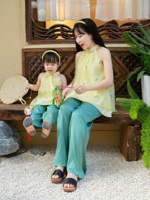 Set yếm mẹ con vàng lông gà thêu nhẹ nhàng xinh xỉu 2
