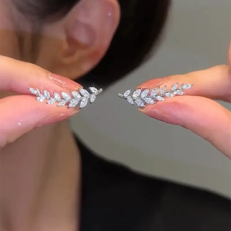 Anting Lusiana Tusuk Letter Dengan Hiasan Bunga Titanium Steel Model Korea Bentuk Simpel dan Elegant Anti Karat dan Anti Luntur 6