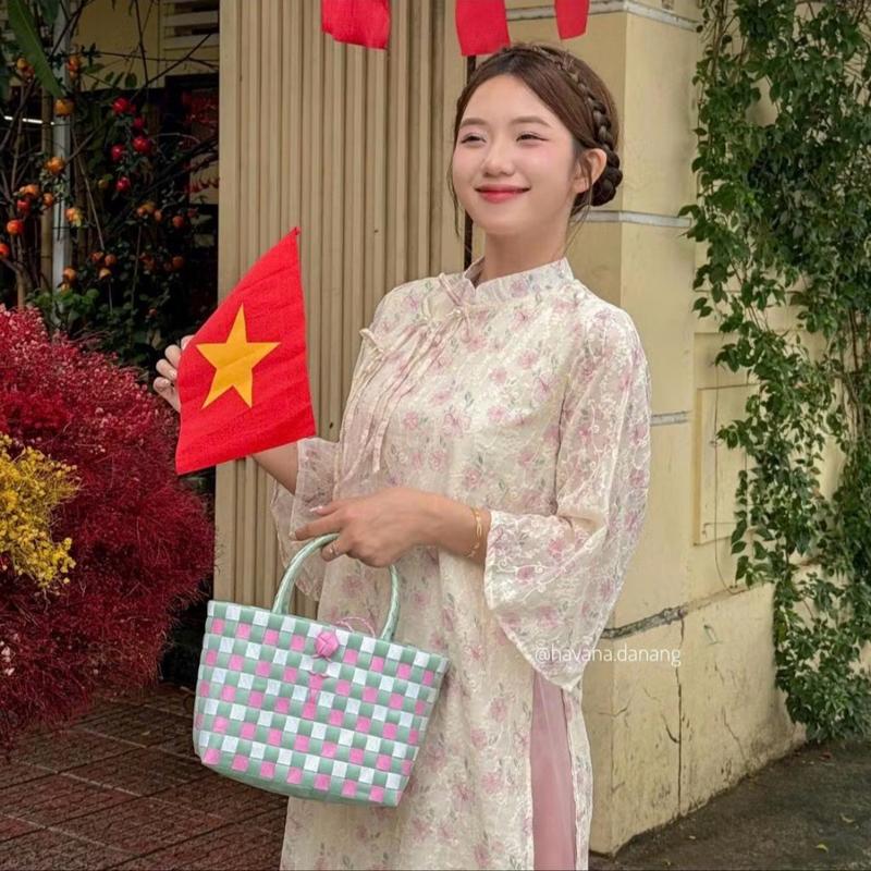 ￼Áo dài voan tơ TỬ KỲ in hoạ tiết hoa nhỏ pastel phối dây buộc nơ cách điệu kèm quần satin 3