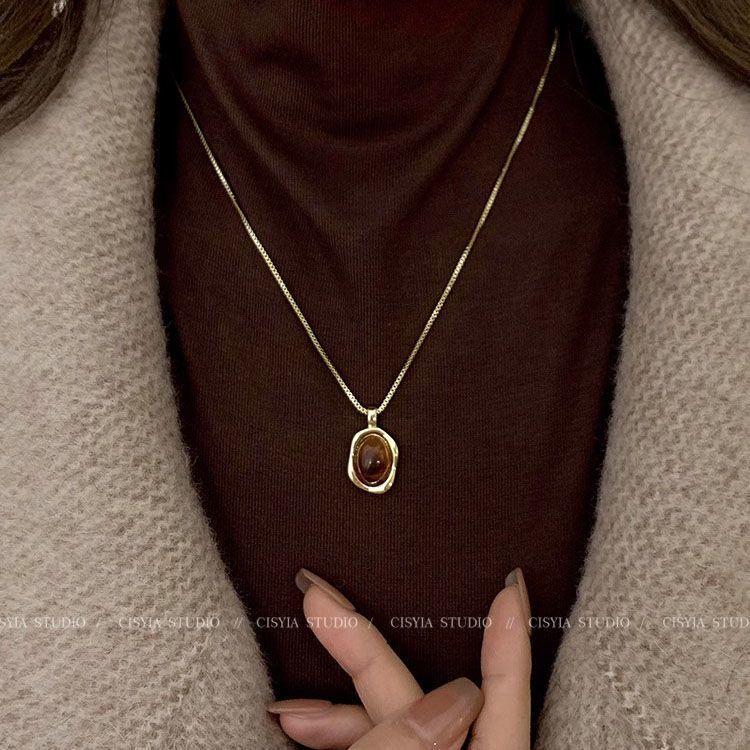 Product Introduction of 2025 Popular Amber Twin Golden Sweater Necklace for Girls Autumn and Winter New Light Luxury High-Grade Sense Niche Sweater Chain 9