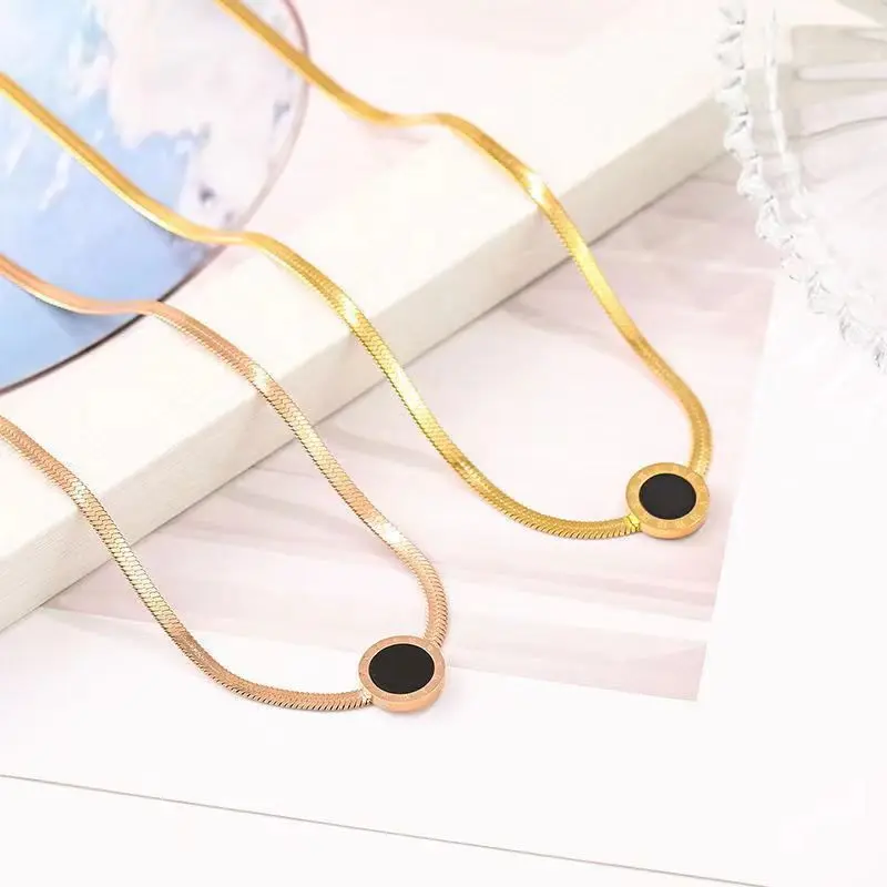 Kalung Titanium Gepeng Liontin Mata Bulat Hitam Romawi Aksesoris Wanita Stainless Steel Anti Karat Dan Luntur Emas