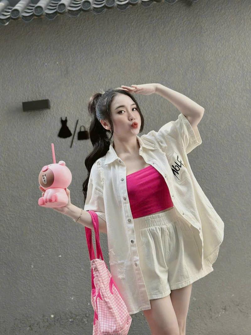 Product Introduction of Sét bộ kaki kèm quần Đùi lưng thun thời trang .Áo in hoạt hình thời trang nữ Ms 120 Kem Women Top Đen Trắng 3