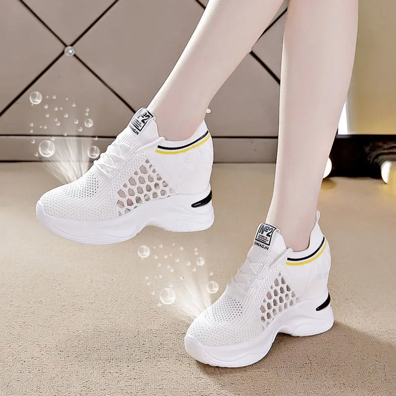 Giày Thể Thao Tăng Chiều Cao, Dành Cho Nữ, Năm 2025, 7cm, Khoét Lỗ Và Thoáng Khí, Bó Sát, Màu Trắng, Đế Mềm, Không Trơn Trượt, Nhẹ, Thích Hợp Cho Mùa Lò Xo Và Mùa Hè, Giày Thể Thao