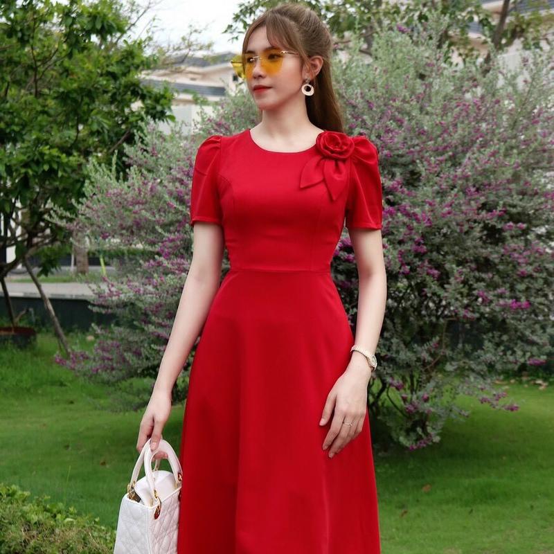 ÁO ĐỎ CỔ TRÒN CÓ HOA TRÊN NGỰC 1