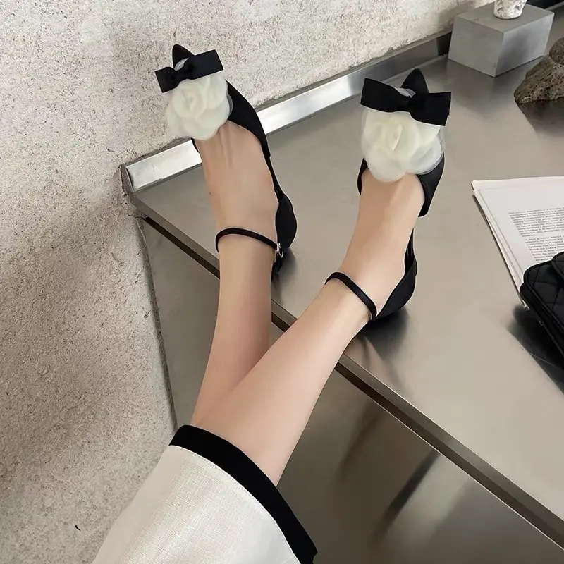 [FORM RỘNG CHÂN NHỎ LÙI 1 SIZE] Giày Sandal Bệt tiểu thư đính bông hoa trà mũi nhọn  1cm sang chảnh thanh lịch - Mã V705