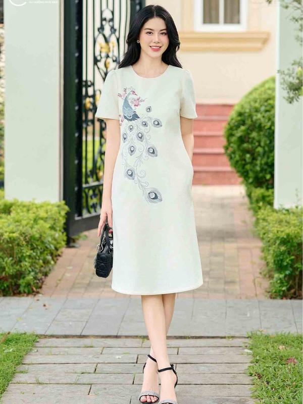Đầm Thêu Khổng Tước đính đá Cao Cấp, Sang Trọng tặng mẹ thương hiệu Thiều Hoa DD4L0433 Women Dress Váy Màu Trắng
