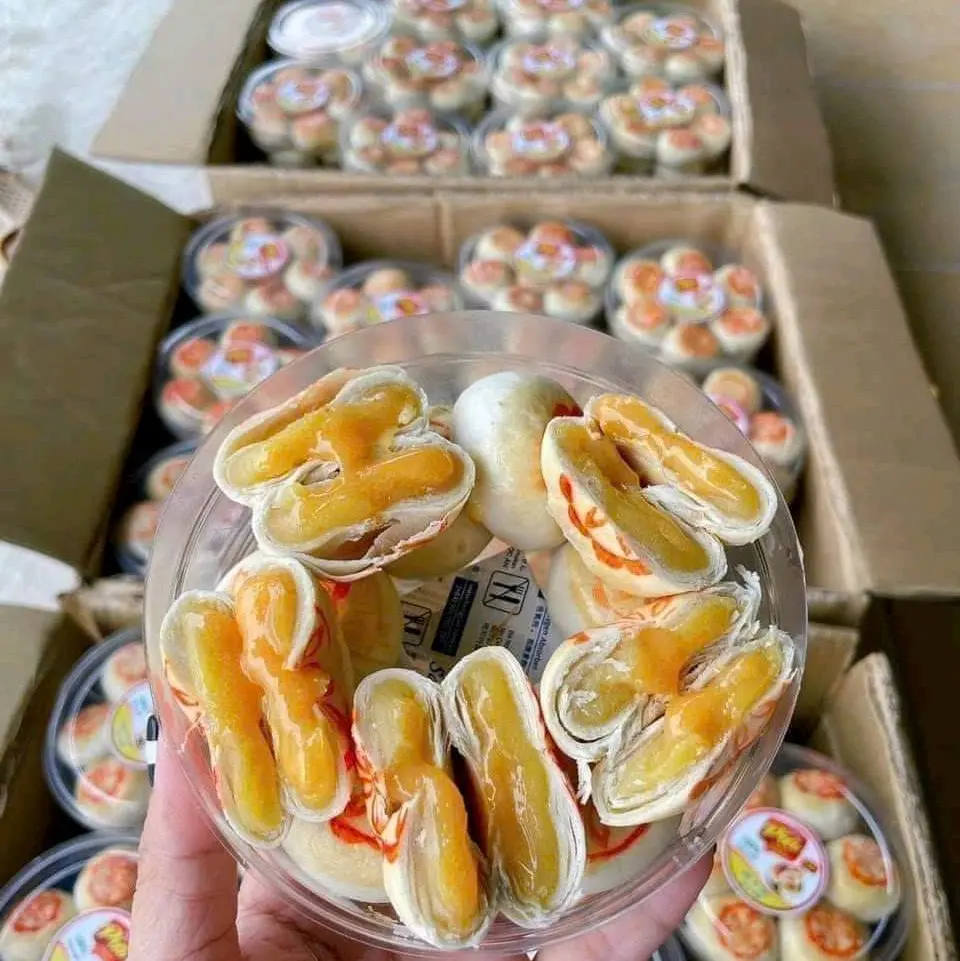 Bánh bía kim sa trứng tang chảy ️  50k  Bánh mini trứng muối ngon nhức nách  Thử liền đi khách ơiiiii