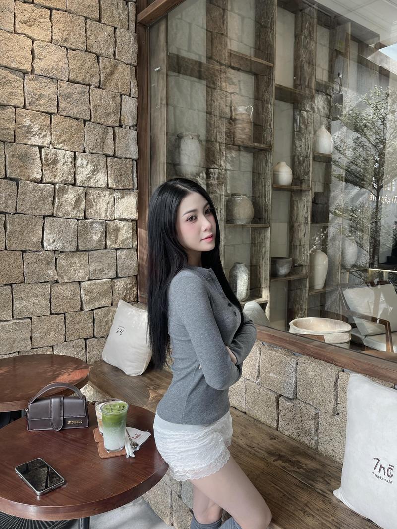 Product Introduction of Áo thun dài tay xẻ cúc chất thun gân Hàn dày mịn co giãn lót cotton Coolme Nữ Top 4