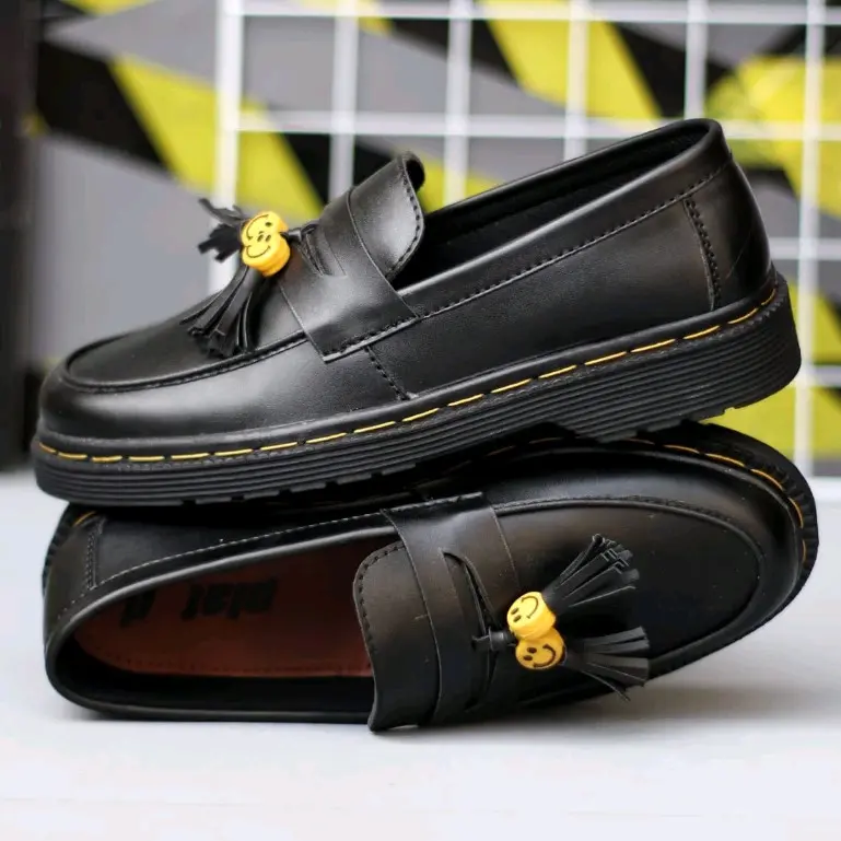 sepatu loafers cowok docmart murah fantopel smile Kerja kekinian 2024 Hitam Putih Flat Shoes Pria Kasual Pantofel