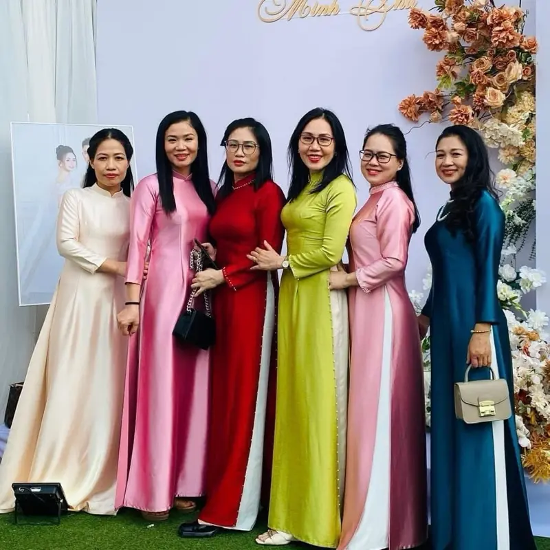 Áo dài trơn truyền thống với chất liệu lụa hoàng gia siêu tôn dáng cho người phụ nữ