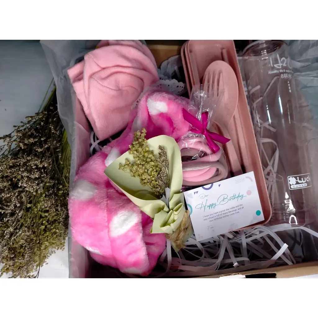 KADO ULANG TAHUN CEWEK/HAMPERS KADO CEWEK/GIFT BOX CEWEK/KADO WISUDA CEWEK/PINK