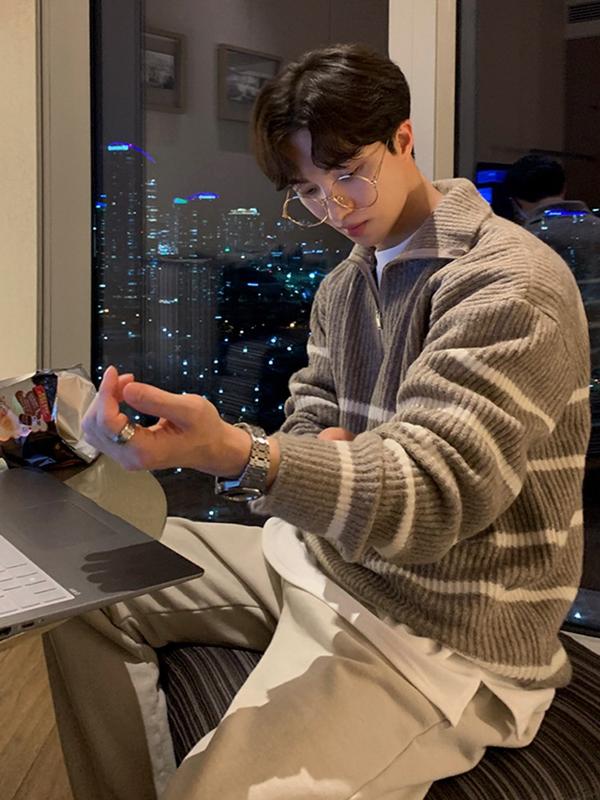 Áo Len Cổ Trụ Cài Khóa Kéo Hoạ Tiết Kẻ Sọc Form Rộng Phong Cách Hàn Quốc