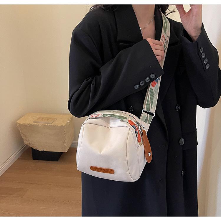 Product Introduction of Large Capacity Simple New Shoulder Small Cloth Bag Women's Messenger Bag Women's Bag Fashion All-Match Lightweight Oxford Cloth Shell Bag 20