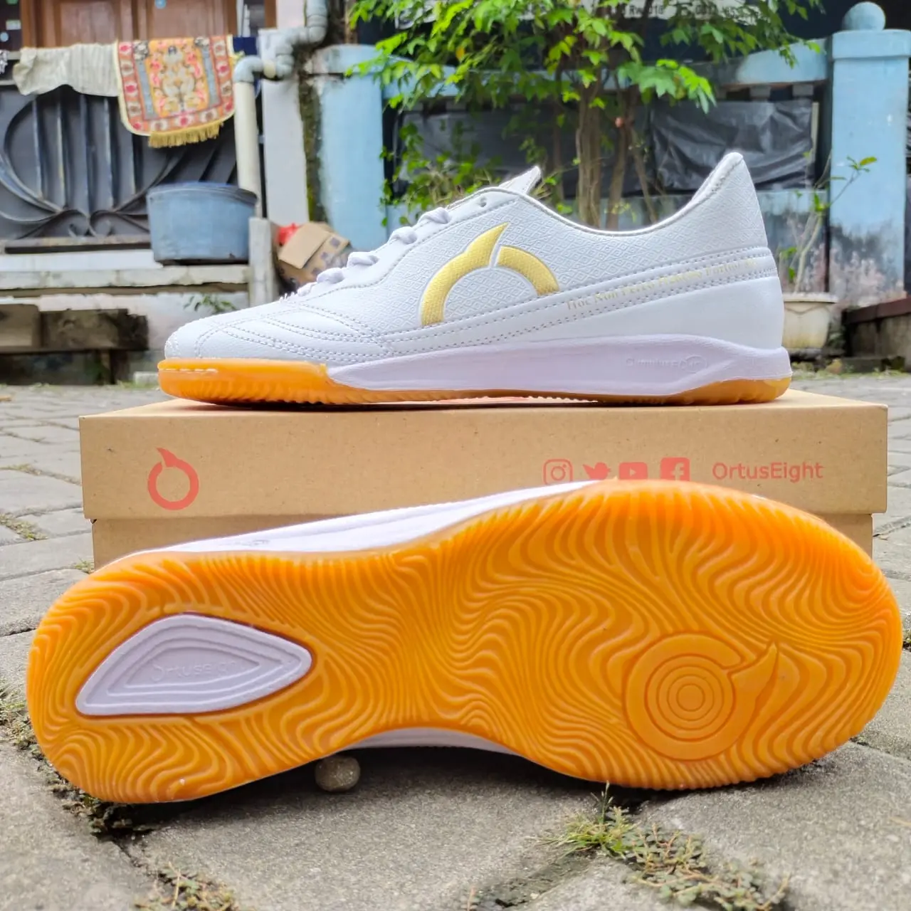 Sepatu futsal ortusEIGHT jogosala putih gold