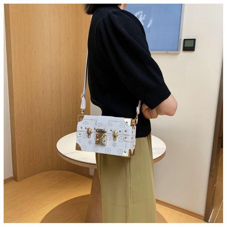 Product Introduction of Vintage Print Women's Box Bag High-Value New Light Luxury Niche Makeup Bag Small Square Bag Single Shoulder Crossbody Bag 17