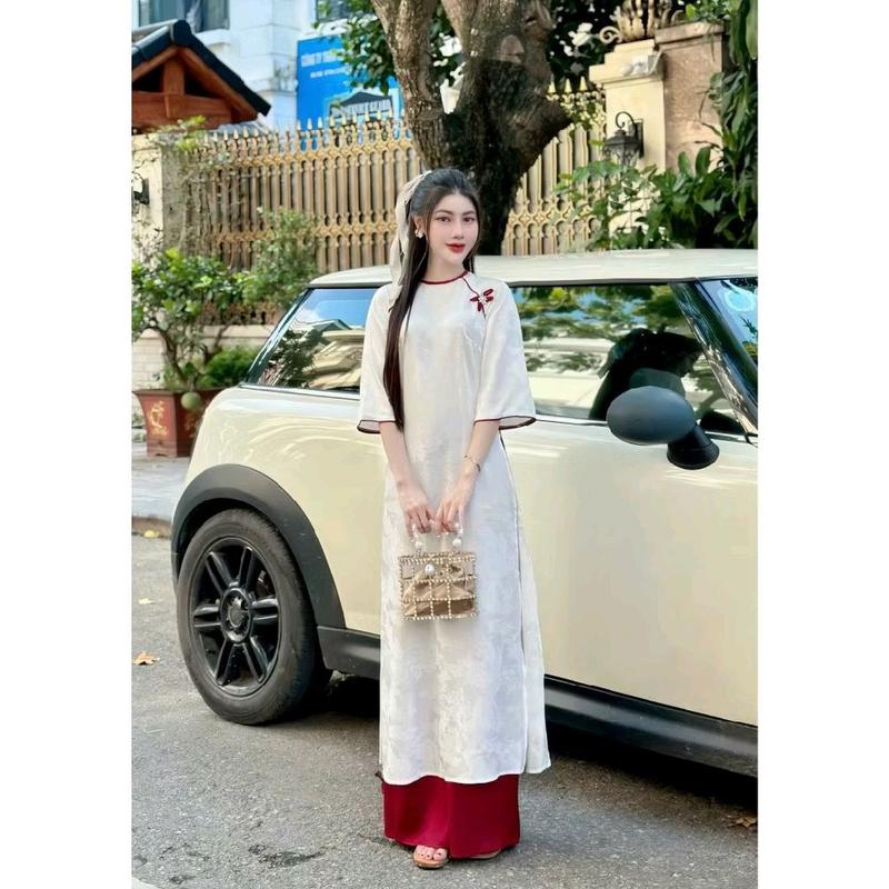 Áo dài cách tân lụa gấm dáng xuông đính cúc nhẹ nhàng nổi bật cho nàng du xuân 4