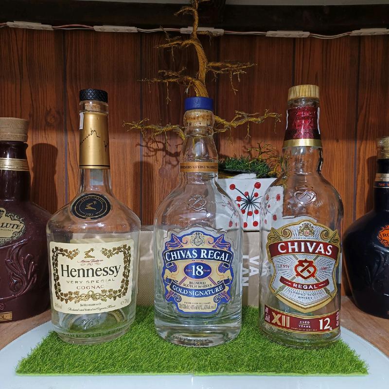 Combo 3 vỏ chai rượu ngoại Chivas, Hennessy chính hãng trang trí nhà cửa Decor phòng (chai rỗng)