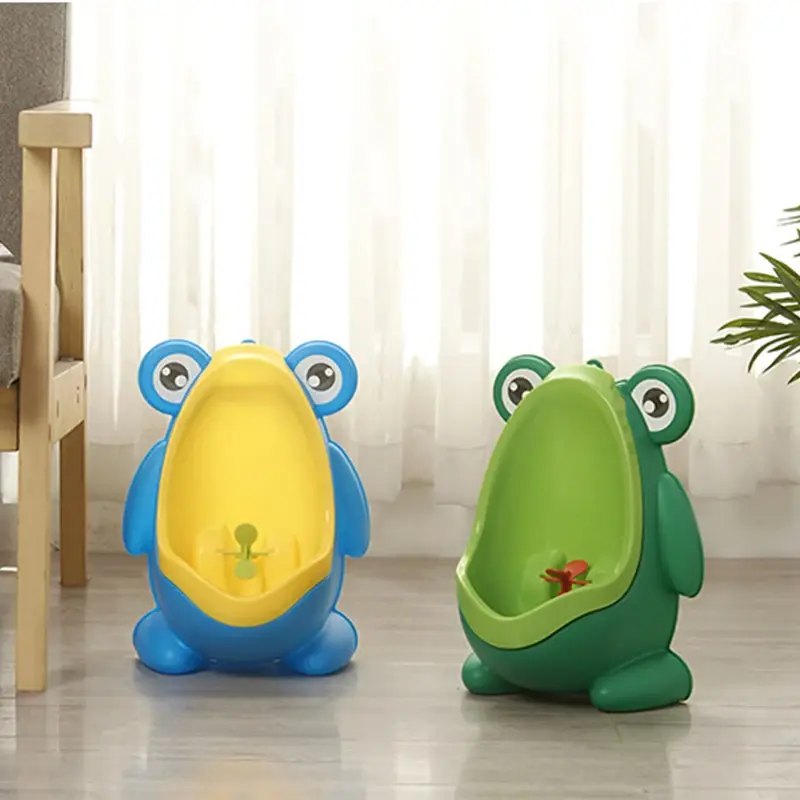 Ếch dễ thương Huấn luyện ngồi bô Cậu bé đi tiểu với mục tiêu nhắm mục tiêu vui vẻ Trẻ em đứng dọc Đi tiểu cho trẻ sơ sinh Nhà vệ sinh cho trẻ mới biết đi Huấn luyện viên đi tiểu 0