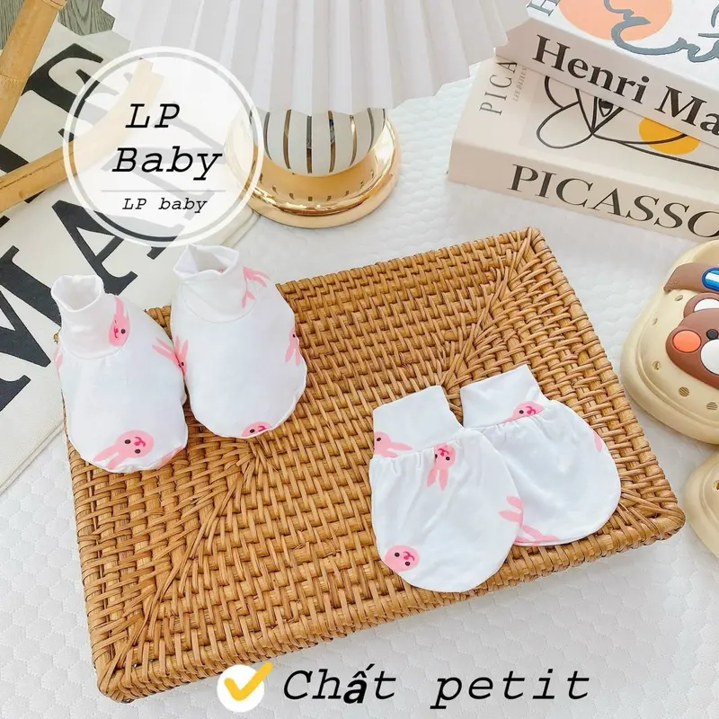￼Sét 5 bao tay,  5 bao chân cho bé sơ sinh Chất liệu : vải thun petit cao cấp rất mềm mại và mát mẻ cho bé yêu sự khởi đầu hoàn hảo Sai cho bé từ 0-3 tháng 2