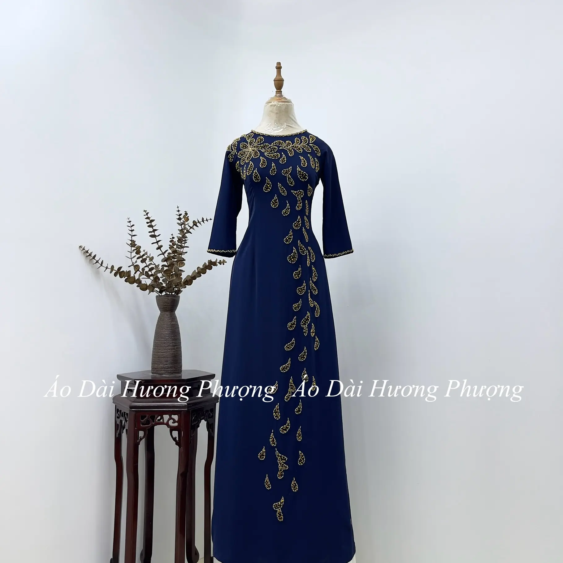 Áo Dài Hương Phượng vải lụa mỹ dáng truyền thống cổ tròn họa tiết đính đá thủ công cho các mẹ - M07
