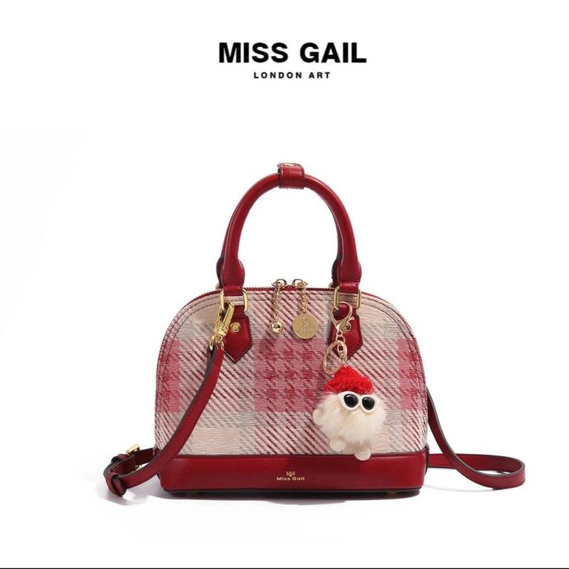 MG1449-1 < NEW> Túi xách nữ thương hiệu HongKong Miss Gail, thiết kế túi thu đông 2024 dáng boling thời thượng kèm charm cá tính. Bag - Túi hãng