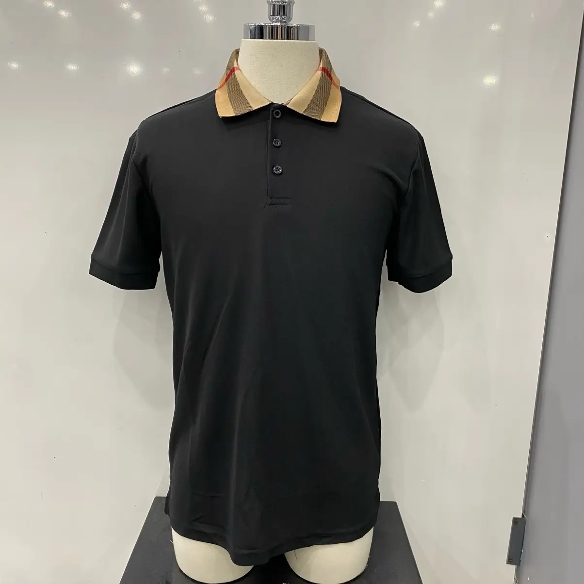 Áo POLO phối cổ sọc basic, lịch sự chất vải thun mát mẻ. Có 3 gam màu cho các phái nam lựa chọn . Trắng , đen  , xanh đen. Menswear