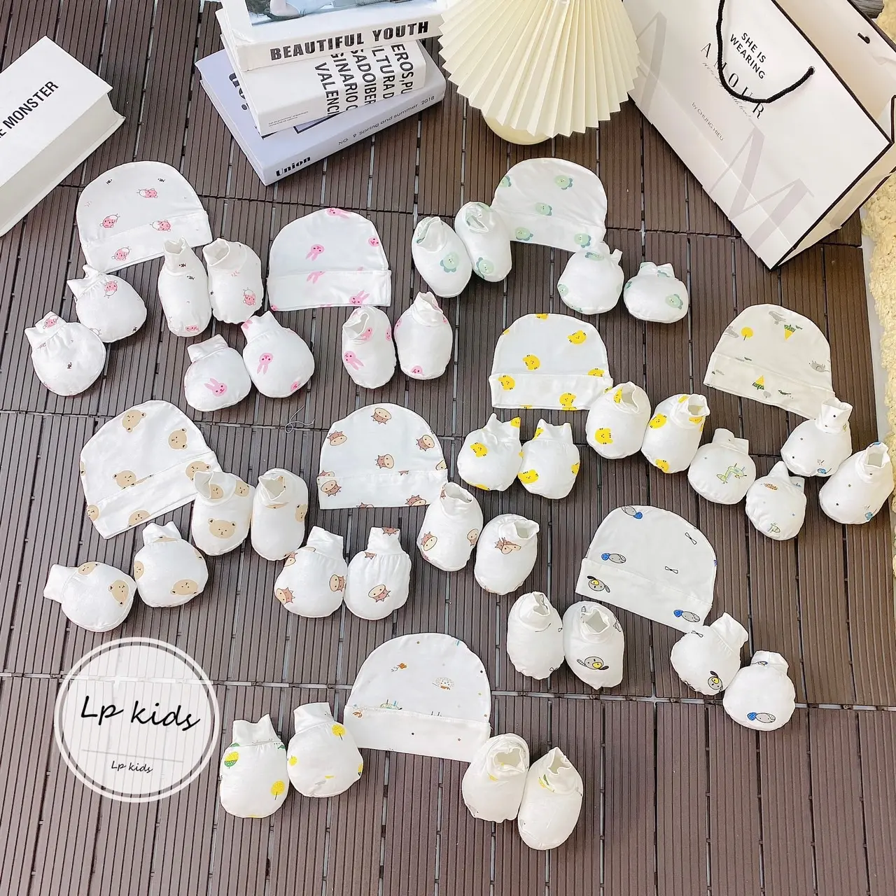 Set mũ bao tay chất petit cho bé sơ sinh, màu trắng in hoạ tiết cực xinh cho bé