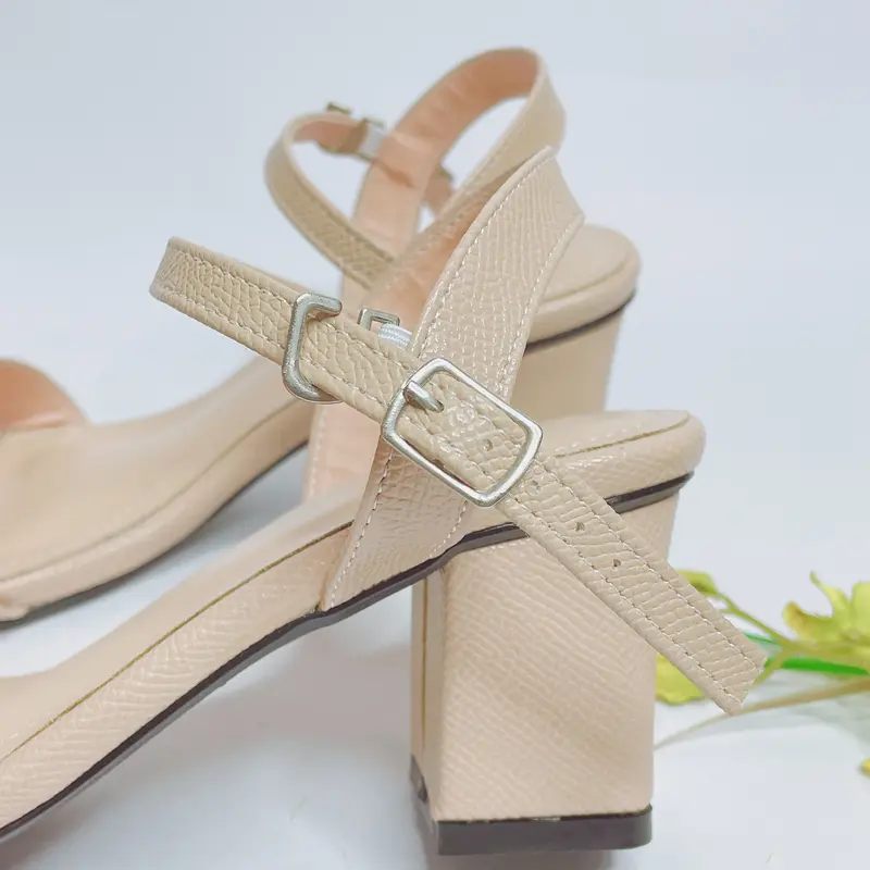 Giày sandal cao gót gót vuông to cao 5cm quai ngang với chất liệu da siêu mềm khóa cài ở cổ chân rất thoải mái 4