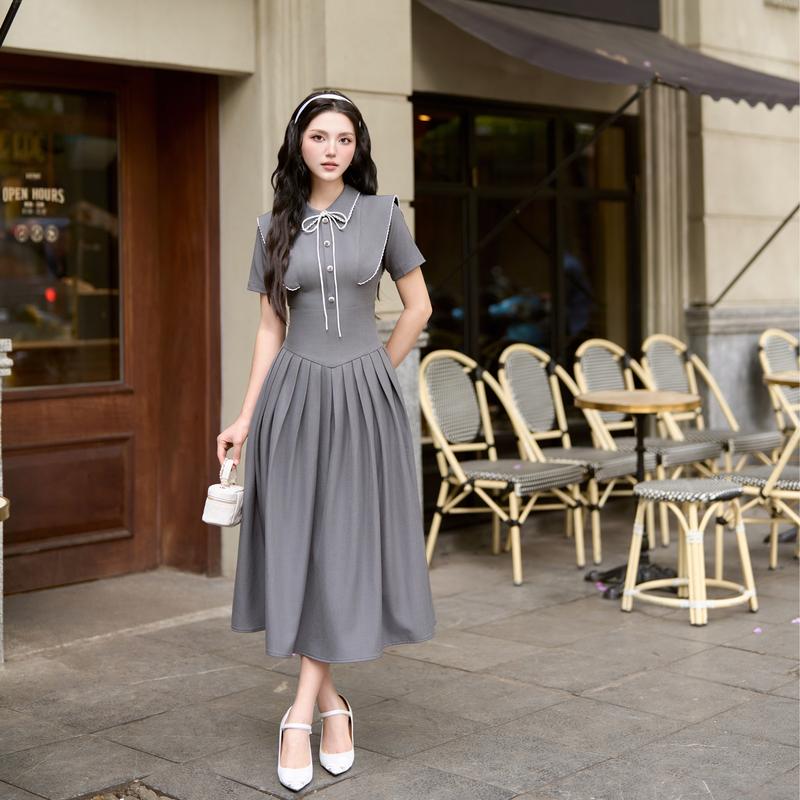 SOLEIL - Váy Đầm Lagom Dress Thiết Kế Nữ Ngắn Tay Cổ Đức Cách Điệu Phối Nơ Dáng Xòe Xếp Ly Chiết Eo Màu Ghi Xám Thanh Lịch Đi Làm, Tiệc, Ăn Cưới Women Kem Sen VD22