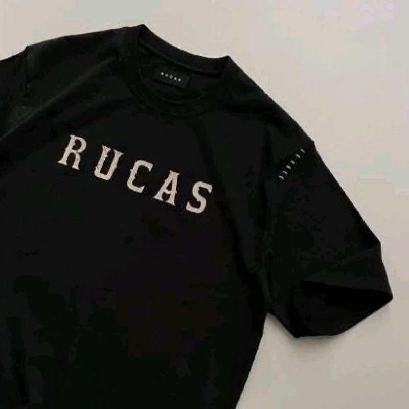 【COD】V-C Kaos RUCAS Kaos Distro Pria  katun The Initial Hand Stitch Black Tee  Baju Kaos wanita Streetwear Pria Lengan Pendek Dewasa Distro Keren Premium Style/Kaos Pria, Grafis Kaos Lembut Dan Nyaman Untuk Pria oversize Men Tshirt Tees Panjang Putih 1