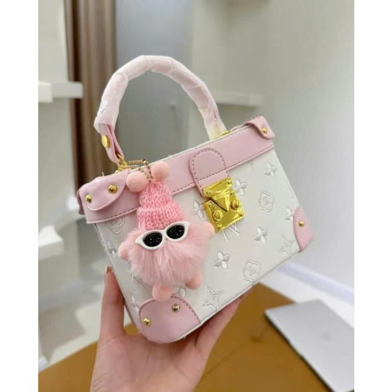 Túi xách nữ Cốp KV DÁNG VUÔNG kèm gấu hoạ tiết dập nổi size 28 cứng cáp Đeo Chéo hoặc cầm tay sang trọng túi xách nữ Bag Da Nữ Kem Hoa hộp burgundy bag