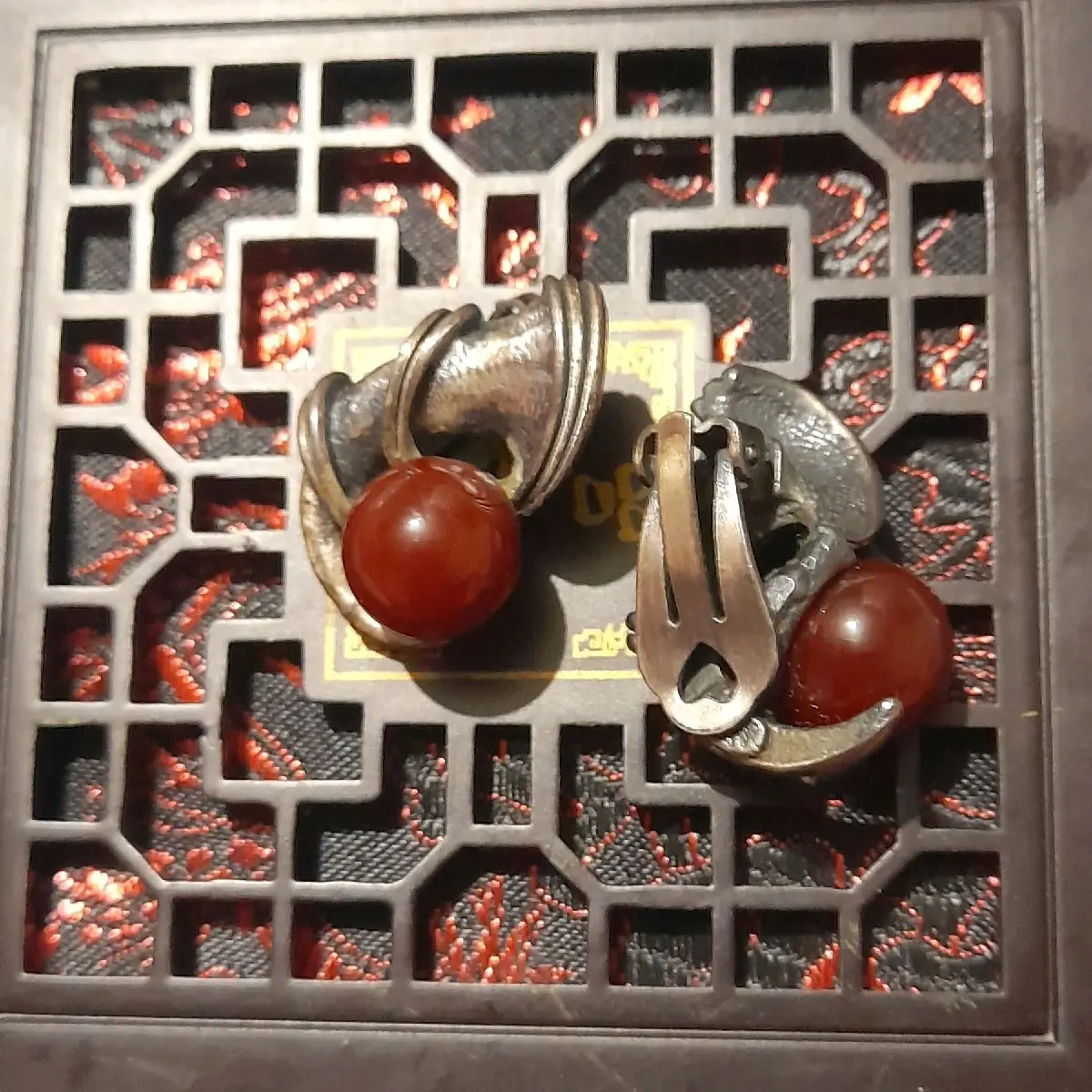 Bông tai hình móng hổ đính đá mã não tròn màu đỏ - Trang sức độc đáo từ Nhật Bản