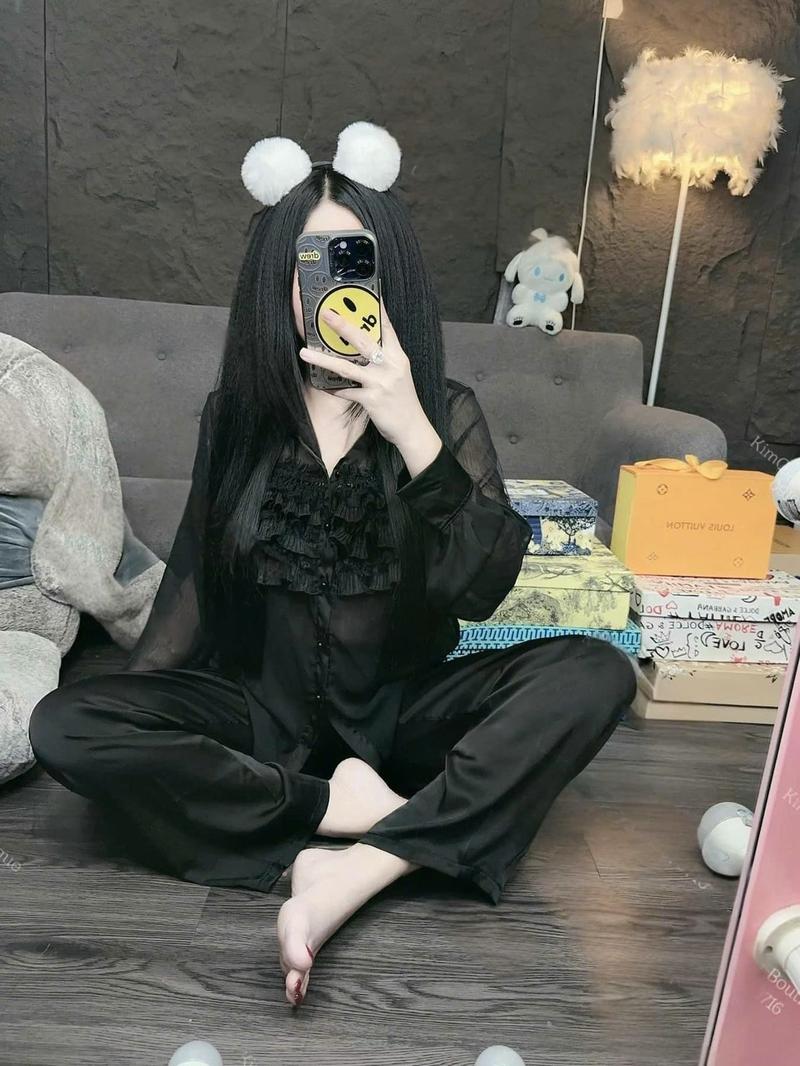 Product Introduction of Bộ Đồ Ngủ Nữ Tay Dài Chất Lụa Latin Mềm Mại Phối Vải Voan Có Lót Trong Freesize Women setdomac nhaxinh pizamanu 2