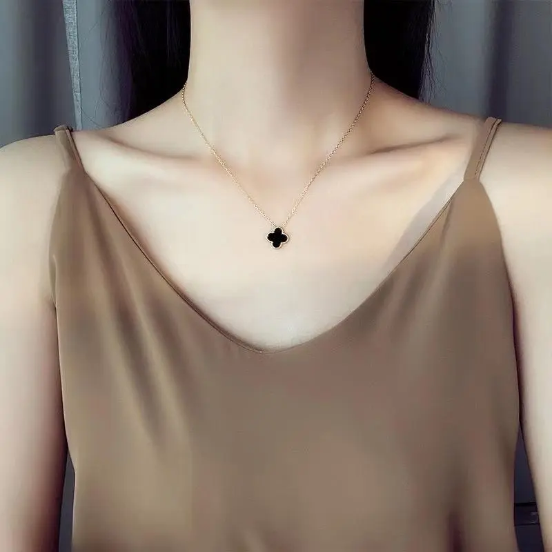 Kalung Emas Bunga Clover Mewah dengan Liontin Elegan