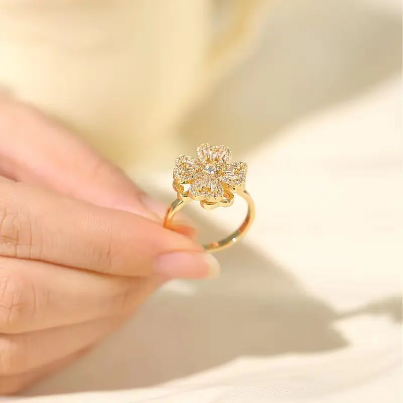 Rotatable Lucky Clover Micro-inlaid Personality Opening Women's Ring: Fashionable and Luxurious Fashion Accessory Metal Coating Plastic Engagement  Birthday Auspicious Male Female Daily Birthday