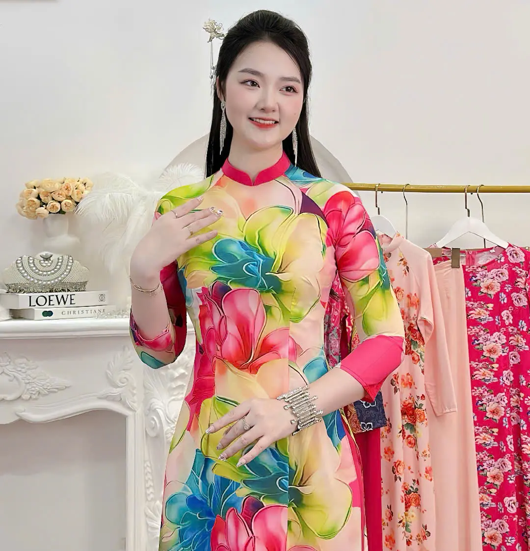￼Áo dài hoa Thiết kế cổ cao tay lỡ trẻ trung năng động .Chất liệu lụa nhật mền mịn có co giãn nhẹ .Mặc đẹp bay tà mới nhất 2025.Hottrend women !