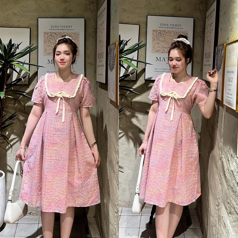 Đầm Bầu SURI karo vintage babydoll xếp ly bảng to điểm nhấn cổ sen viền kem xinh xắn dễ thương Women Dress Màu Hồng