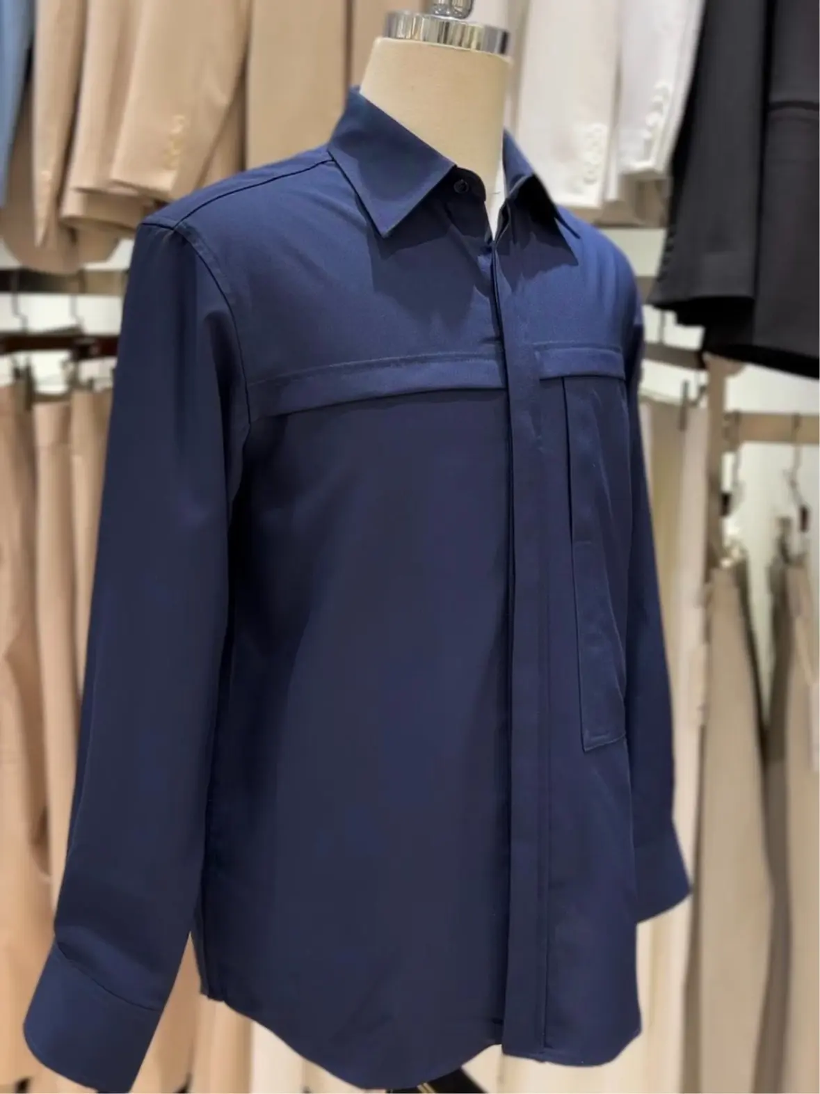 Áo Sơ Mi Imene color tay dài màu xanh navi, chất vải cotton mịn hạn chế nhăn.