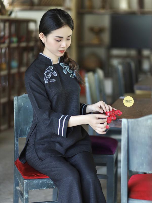 DL147 màu ĐEN (Họa Y Pháp Phục) bộ Đồ Lam Đi Chùa, Top Quần Áo Thời Trang Cho Phật Tử Nữ women,  size S M  L XL  XXL, Pháp Phục, trang phục truyền thống thường mặc, chất đũi tơ tằm women voi lịch sự áo hoa sen trung niên