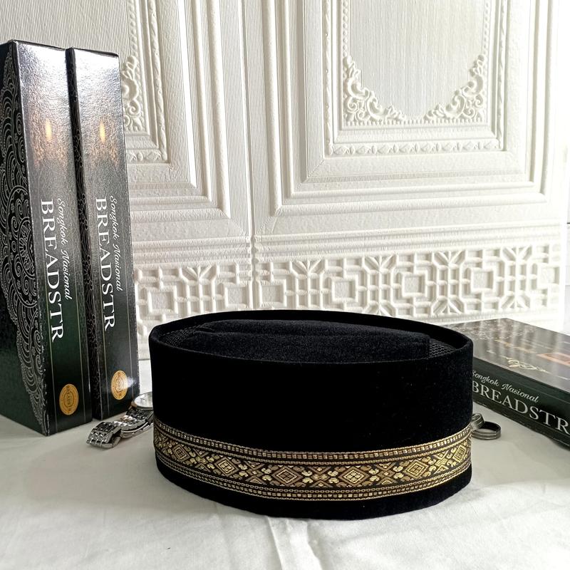 Product Introduction of Peci Pria model terbaru 2023 Premium Beludru Halus Tebal Nyaman Tinggi 9 Merk BREADSTR List Emas Gold - Songkok Kopiah Hitam Polos Akad Nikah Unik keren Anak dan Dewasa laki-laki perlengkapan sholat bisa bayar di tempat COD Motif Muslim 7