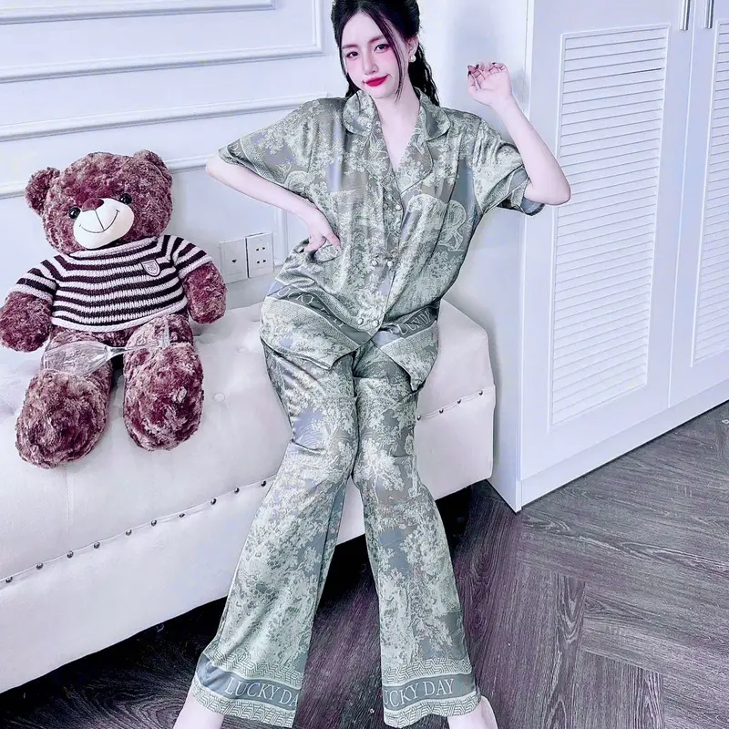 Đồ Bộ Pijama Bigsize, Cổ Vest nút bọc In Rừng Xanh Rêu, FROM RỘNG Chất Liệu Lụa Latin Tơ Tằm Quần Dài 95cm 2