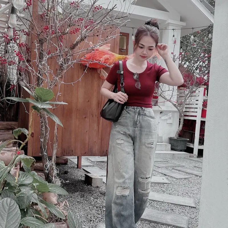 Áo thun tăm cổ u dáng croptop dễ mix đồ, mặc tôn dáng. Ảnh shop tự chụp