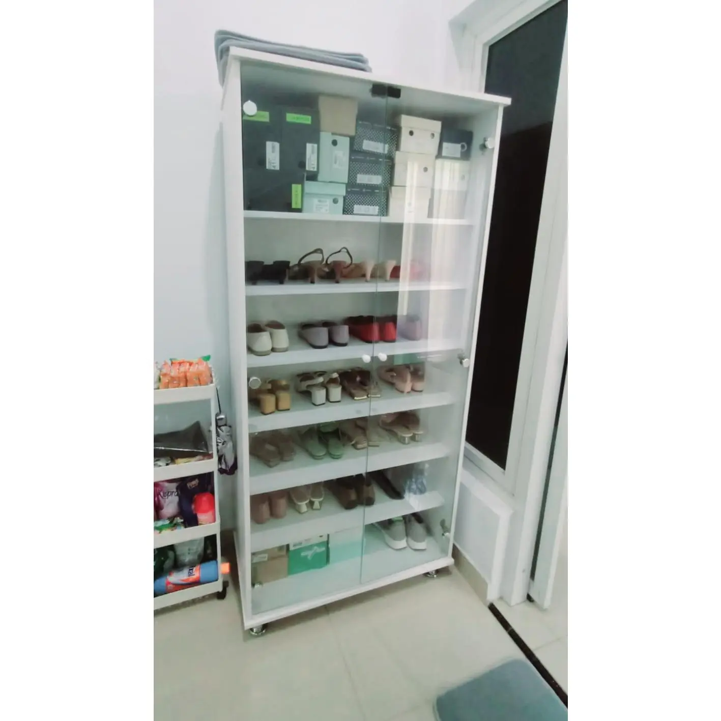 lemari sepatu pintu kaca transfaran