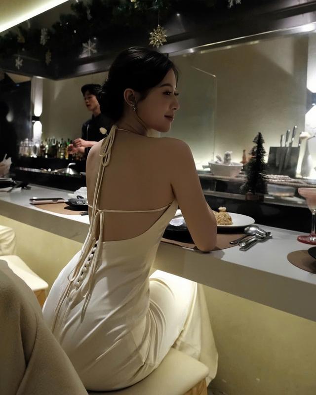 Đầm Lụa Cổ Yếm Xếp Ly Có Mút Dáng Dài - Joyci Dress Silk Mẫu Mới 2025