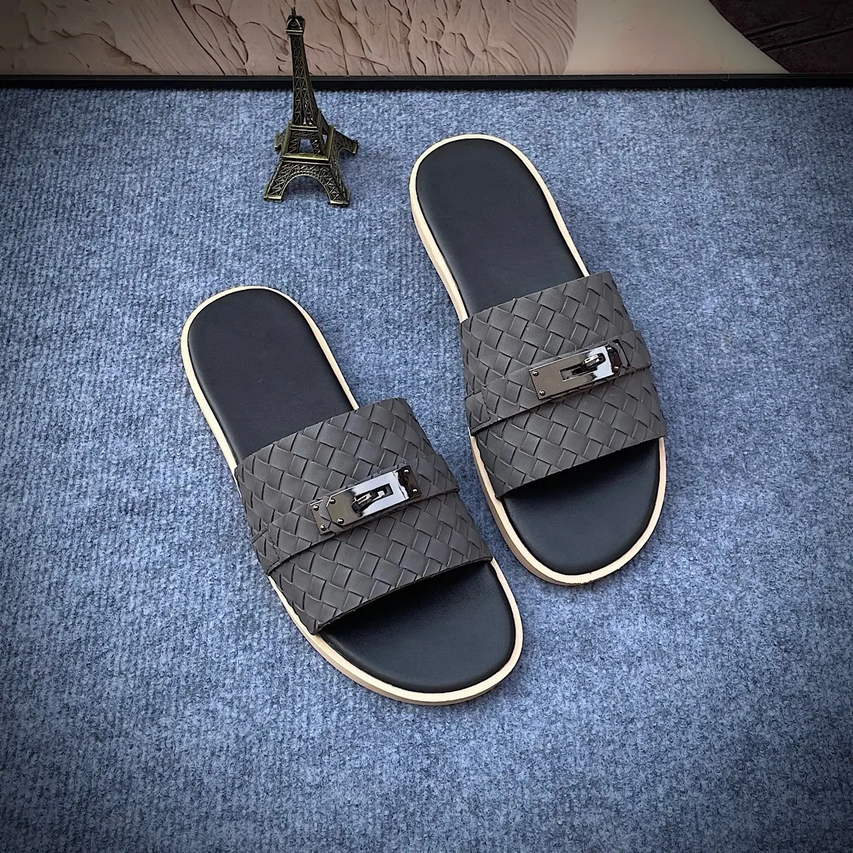 [Size Ngoại Cỡ 36-45] Dép nam H.MM quai ngang 2 khuy cao cấp-Form Lai Au-đế Fip pha Cao Su Quảng Châu Chống trơn trượt-Dép nam đẹp Hottrend 2024-dép da thời trang nam nữ-học sinh-sinh viên…5 màu! ( DéP Slipper Đế Bằng) 44 dep