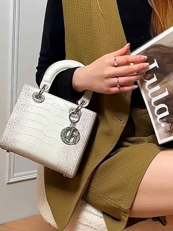 HK 8810 - Túi Xách Nữ Queen HK Da Cao Cấp Dập Vân Cá Sấu - Thiết Kế Sang Trọng, Phong Cách Thời Thượng, Phù Hợp Đi Tiệc, Dạo Phố, Văn Phòng - Lady White Crocodile Bag Chính Hãng Hot Trend 2025