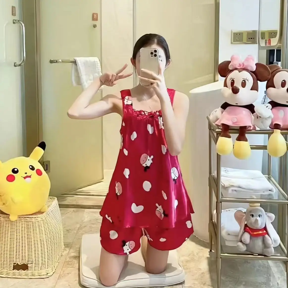 ชุดนอนสตรี สายเอี๊ยมผ้าซาติน กางเกงขาสั้น Floral