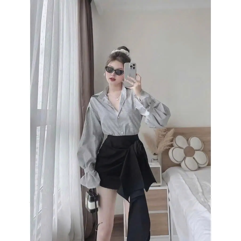 Váy Sơ Mi Sọc Phối Chân Váy Đen Họa Tiết Hoa Hồng To Tua Rua, Thiết Kế Độc Đáo Thời Thượng, Chất Liệu Đẹp Như Hình, Dành Cho Người Dưới 53kg, Lựa Chọn Hoàn Hảo Cho Đi Làm, Dạo Phố Và Dự Tiệc Nữ Women Top