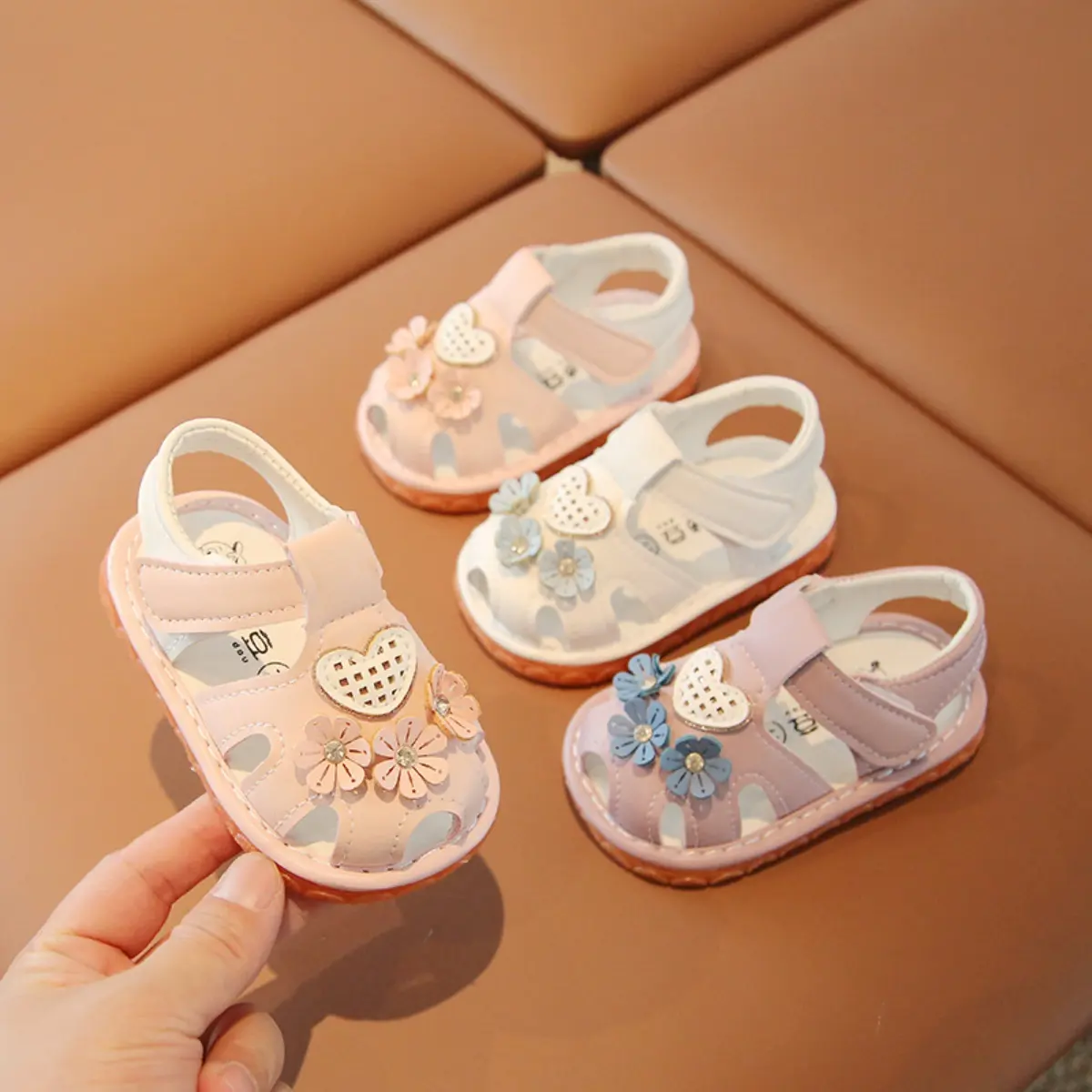 Sandal tập đi bé gái 0-2 tuổi đế chống trơn trượt có kèn họa tiết trái tim và hoa phong cách thời trang ( 2311 ) Voi Dép Sandal Voi Dép Sandal Voi Dép Sandal